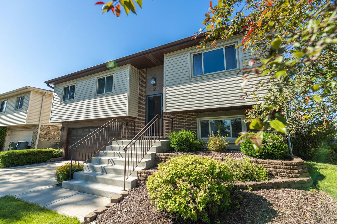 2 Oakwood Dr., Elk Grove Village, IL 60007