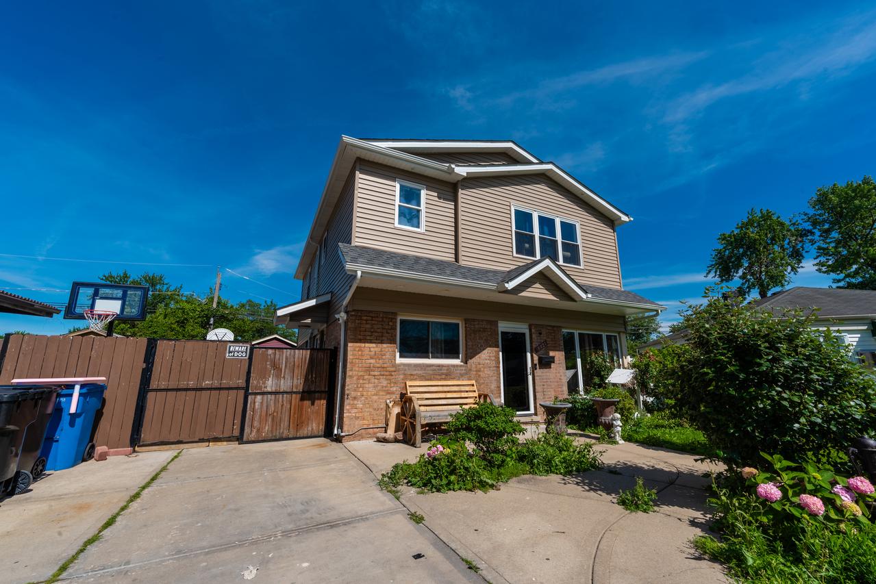 8421 S Scottsdale Ave., Chicago, IL 60652