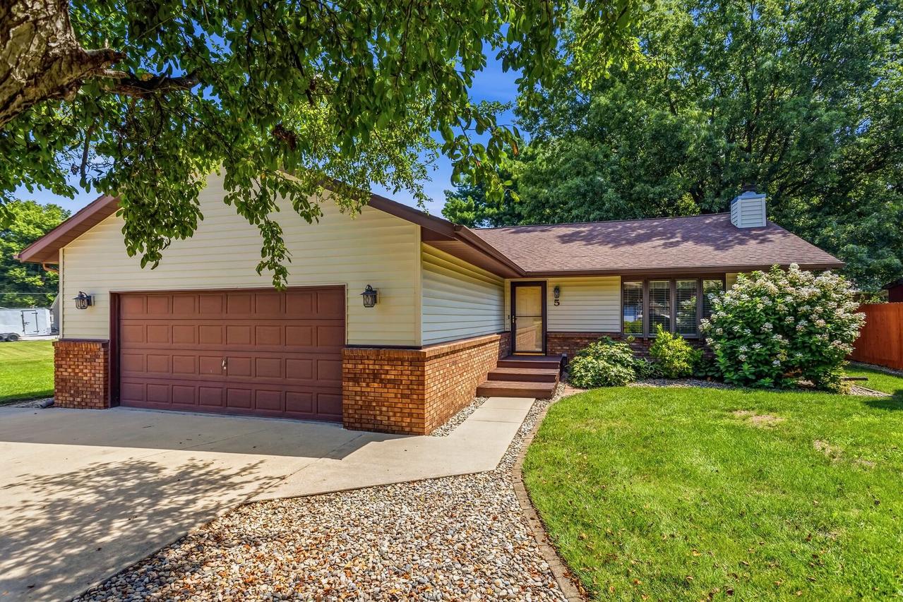5 Southview Dr., Sidney, IL 61877
