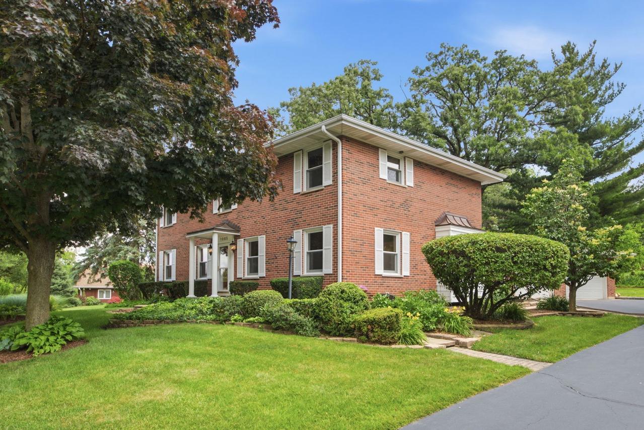 1065 Barneswood Dr., Downers Grove, IL 60515