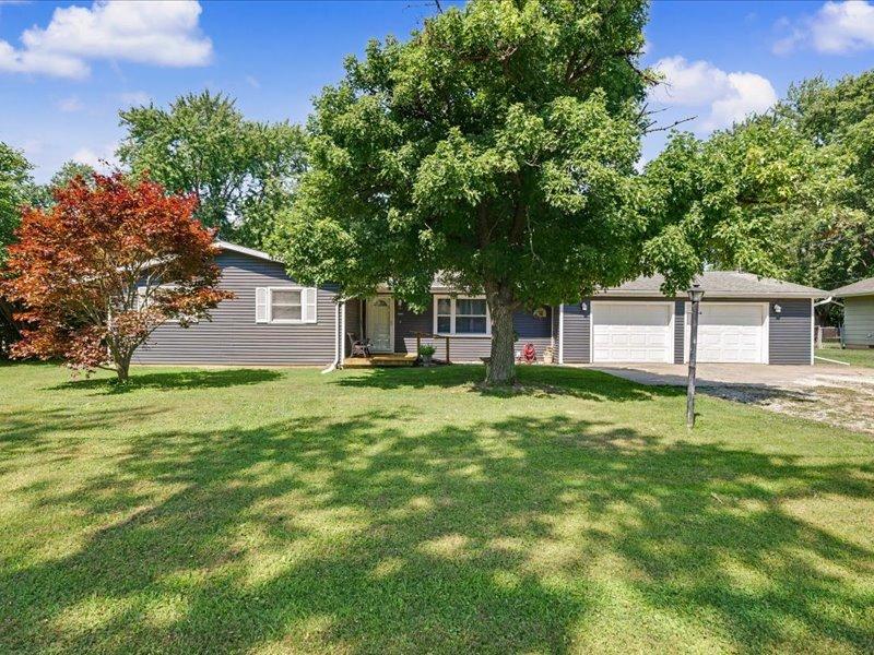 106 Bruce St., Villa Grove, IL 61956