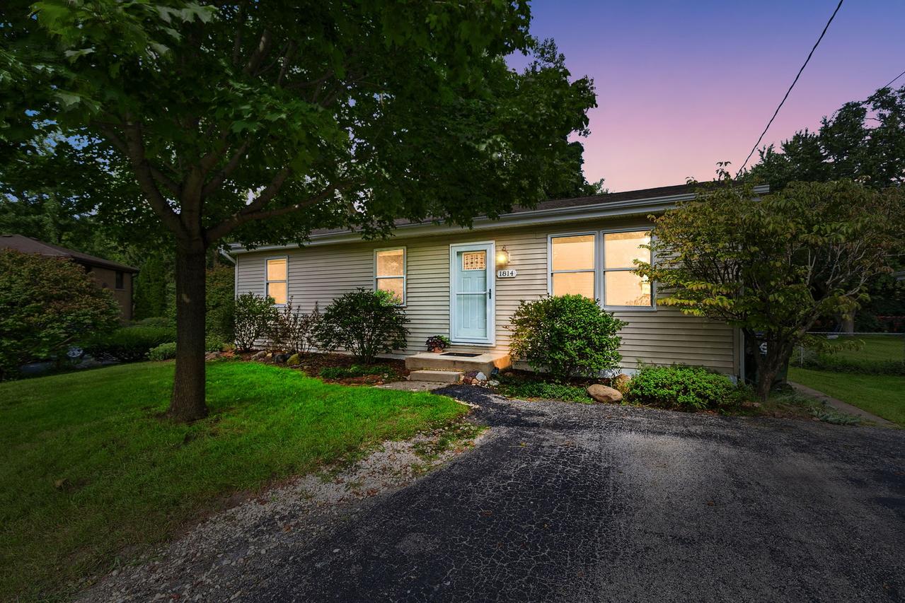 1814 Hazelwood Dr., Lindenhurst, IL 60046