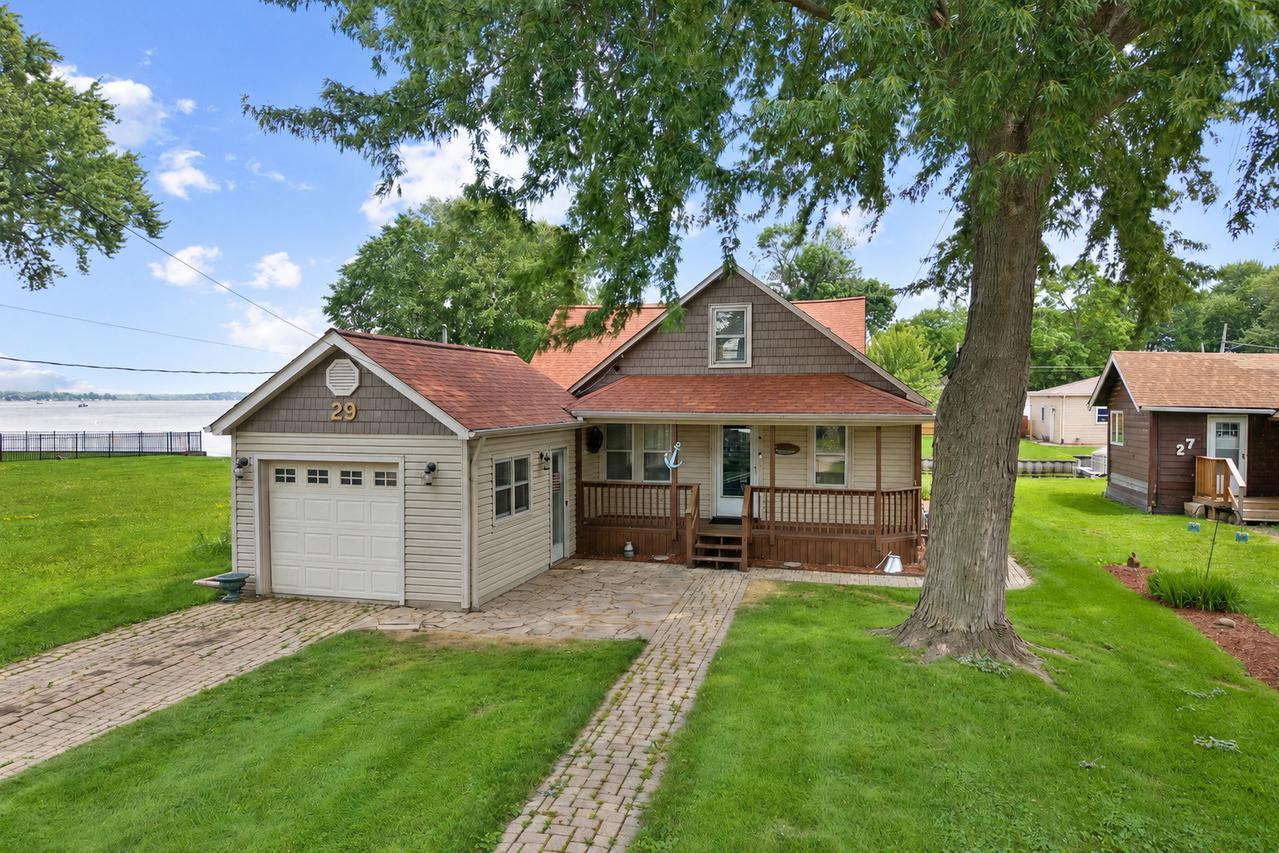 29 Atwater Pkwy., Fox Lake, IL 60020