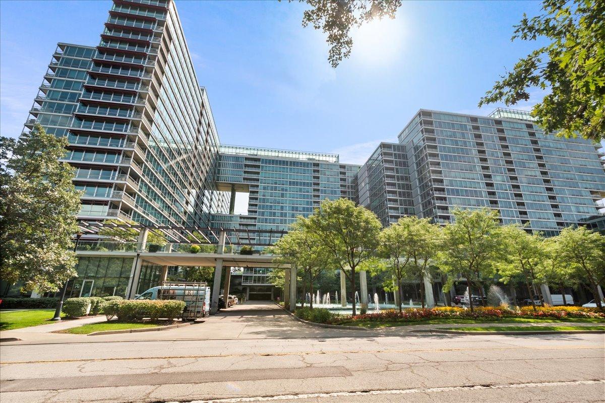 9655 Woods Dr. #1006, Skokie, IL 60077