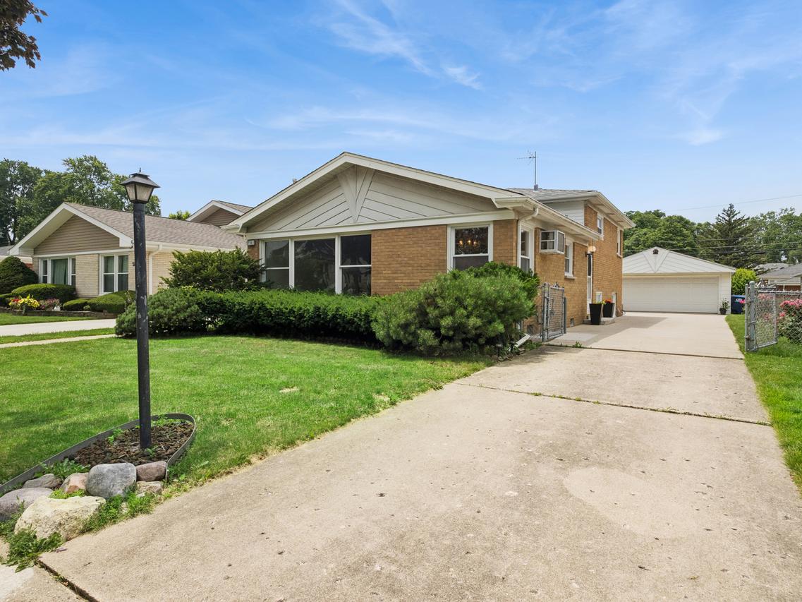 1714 Sycamore St., Des Plaines, IL 60018