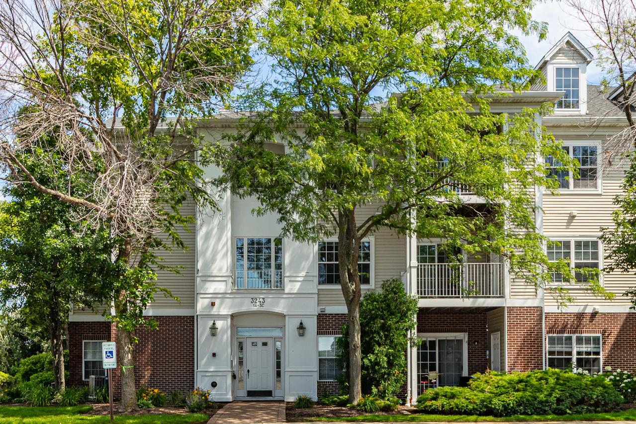 3243 Stratford Ct. #3B, Lake Bluff, IL 60044