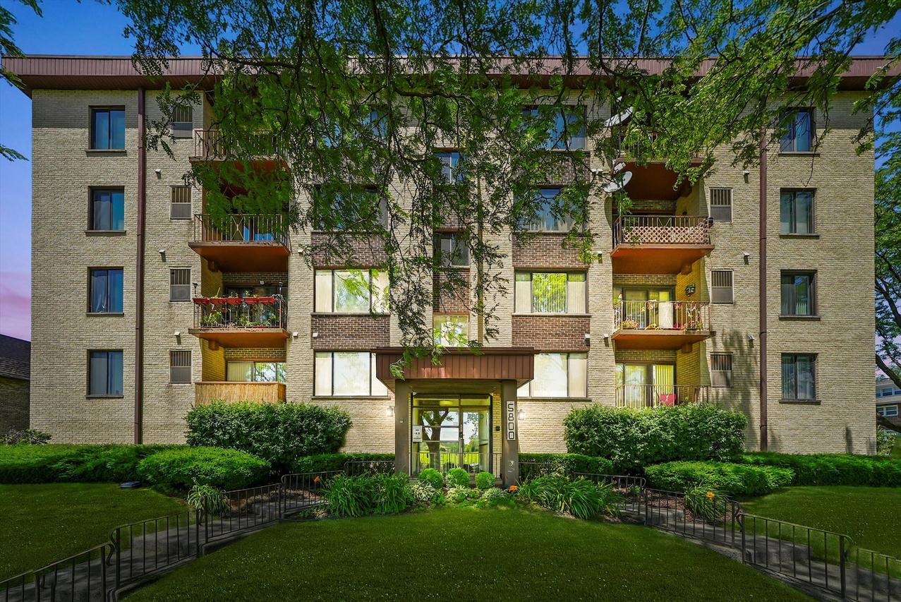 5800 W 105th St. #2C, Oak Lawn, IL 60453