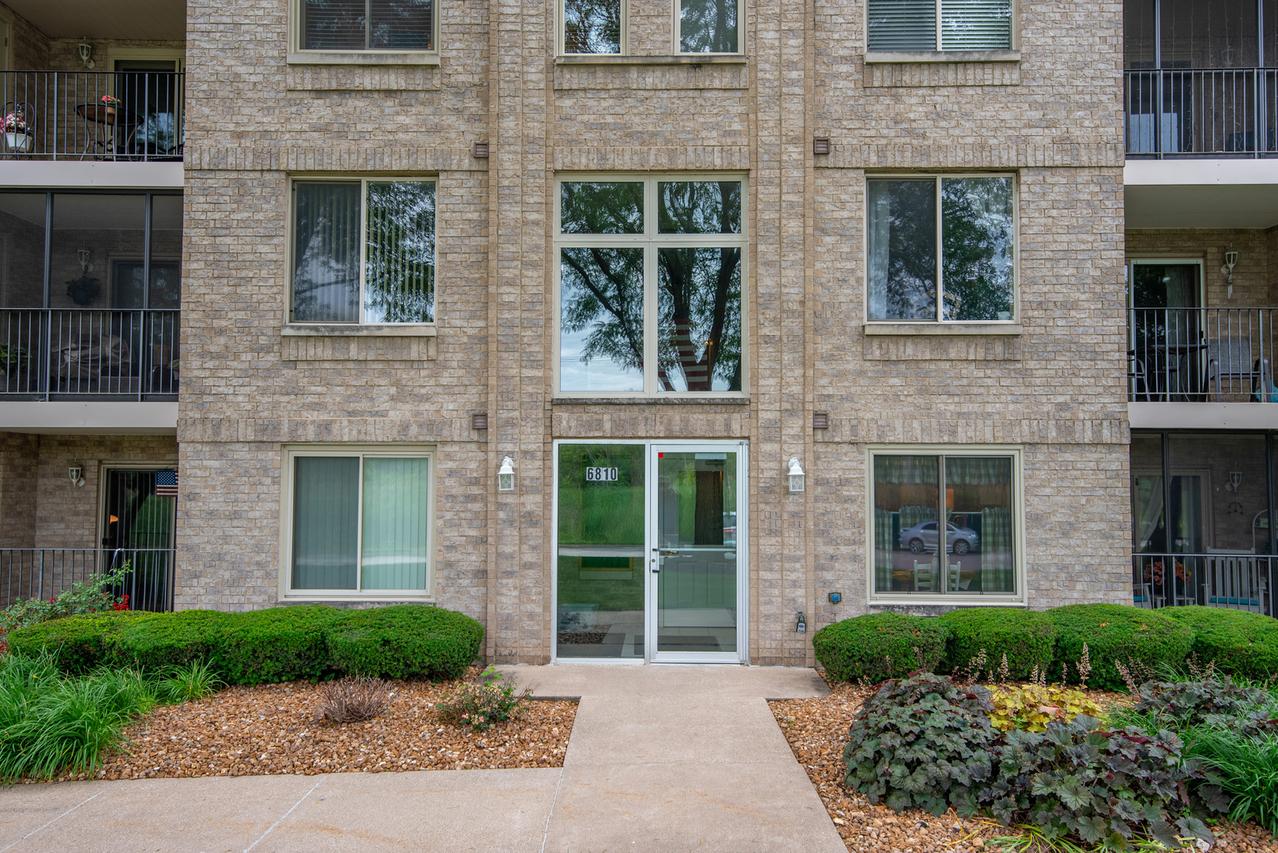 6810 Ridge Point Dr. #1A, Oak Forest, IL 60452