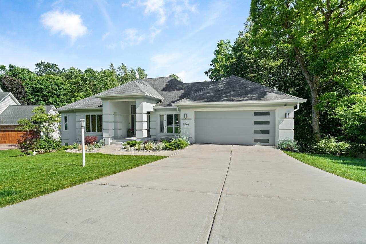 5123 Regents Park Rd., Rockford, IL 61107
