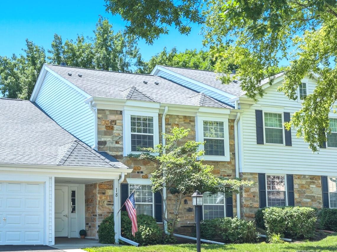 18 Waterbury Ln. #L2, Schaumburg, IL 60193