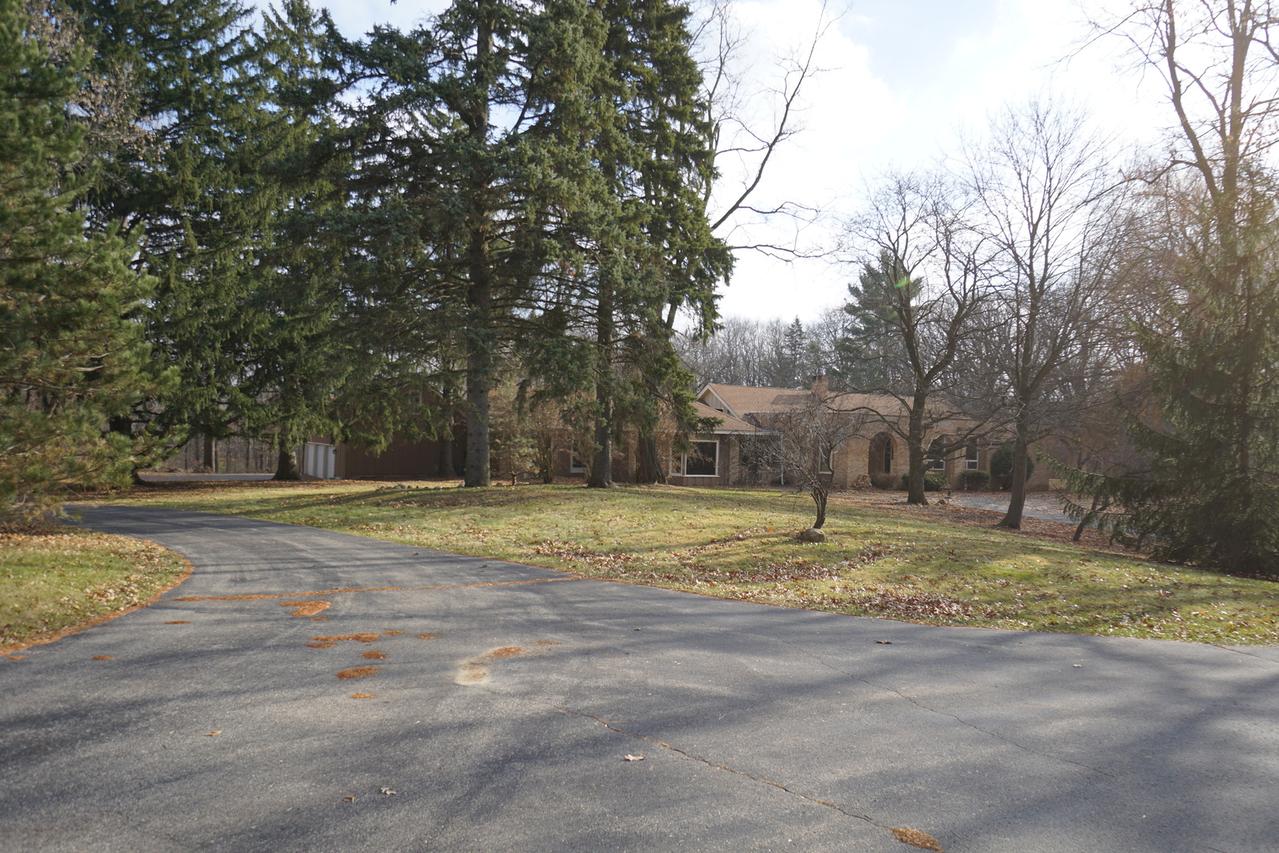 613 3 Oaks Rd., Cary, IL 60013
