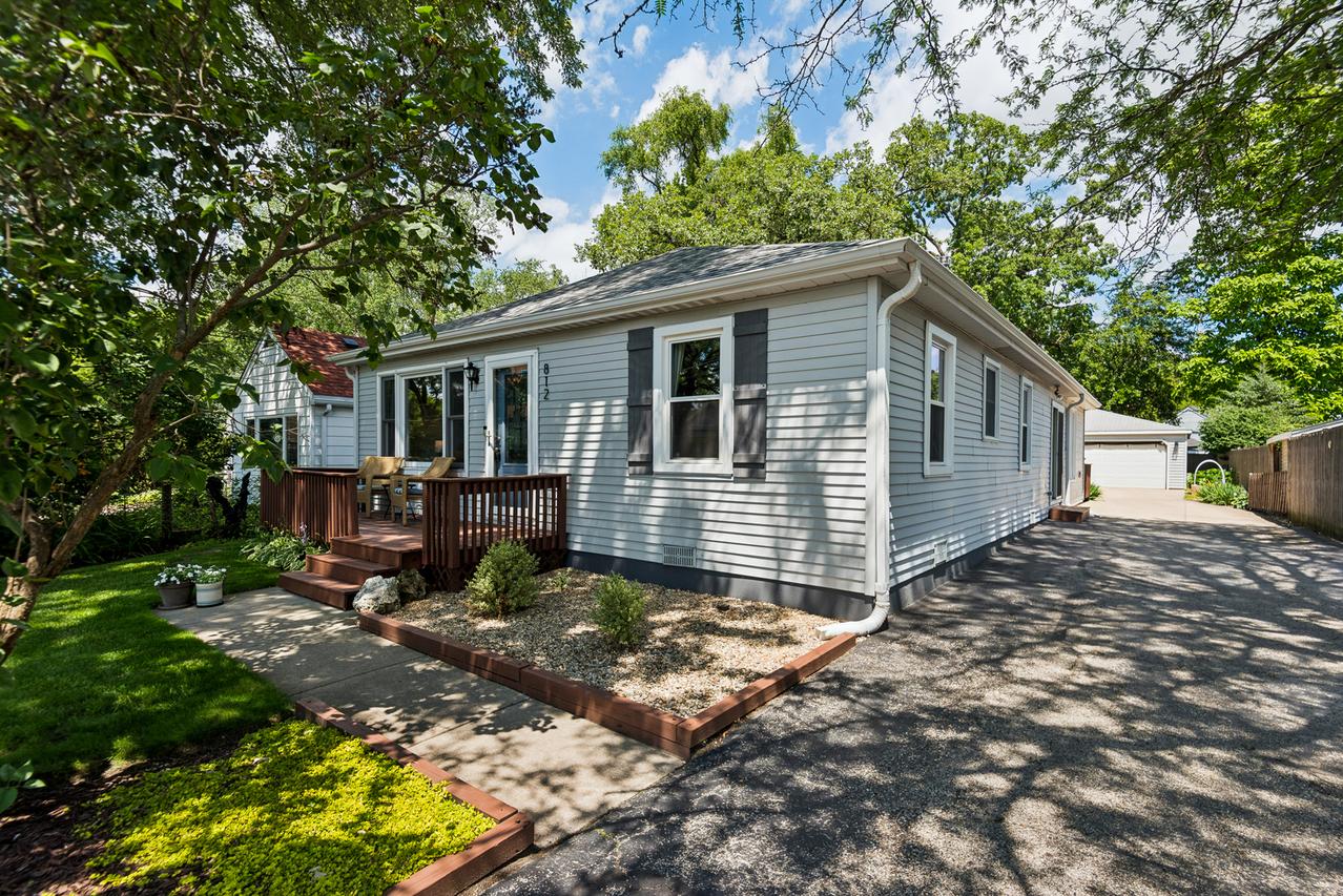 812 Lake Shore Dr., Wauconda, IL 60084