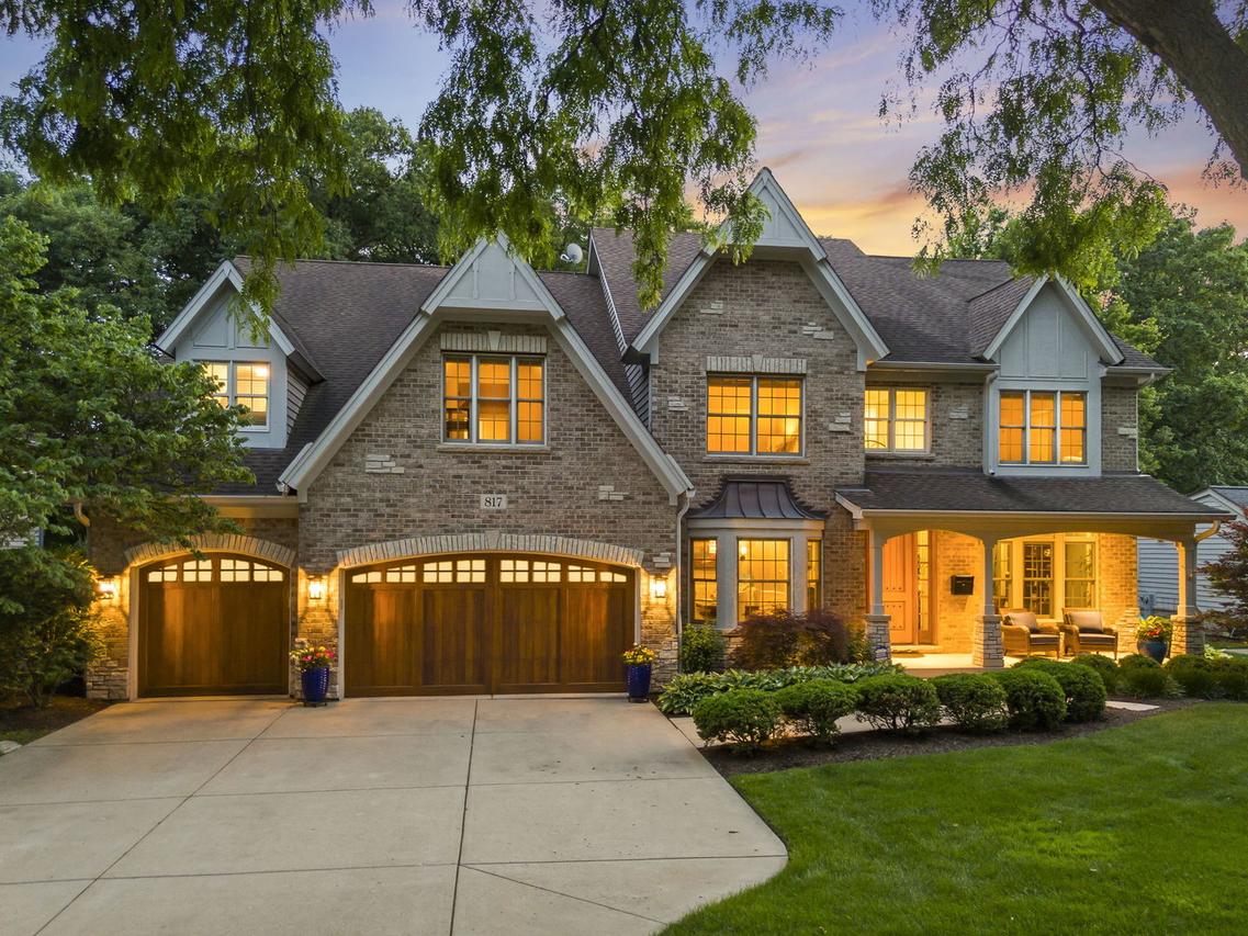 817 Heatherton Dr., Naperville, IL 60563