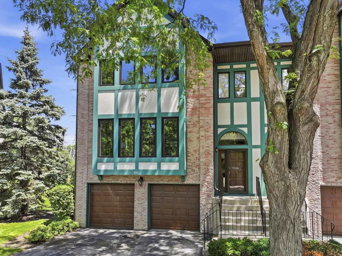 971 W Essex Pl., Arlington Heights, IL 60004