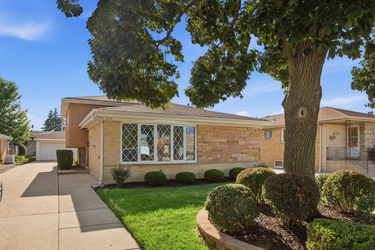 6204 N Emerson St., Rosemont, IL 60018