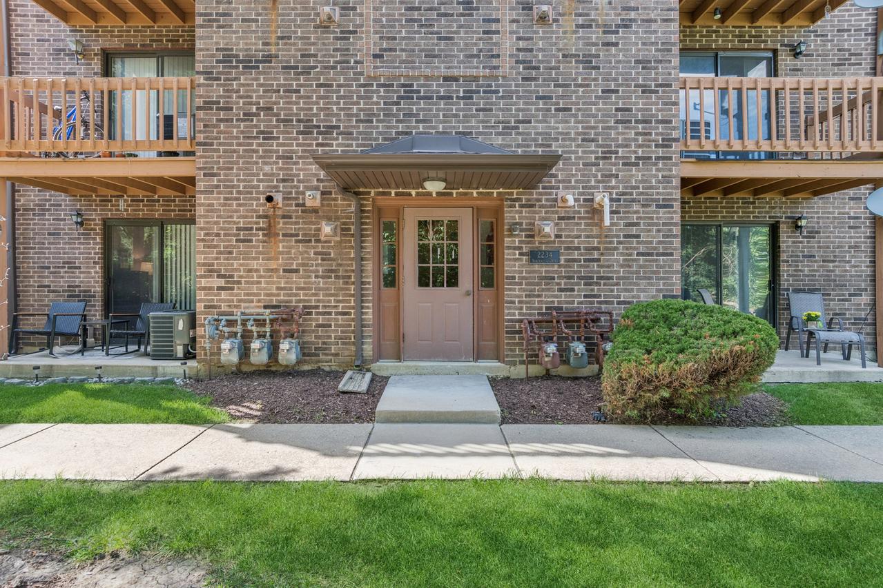 2234 Abbeywood Dr. #C, Lisle, IL 60532