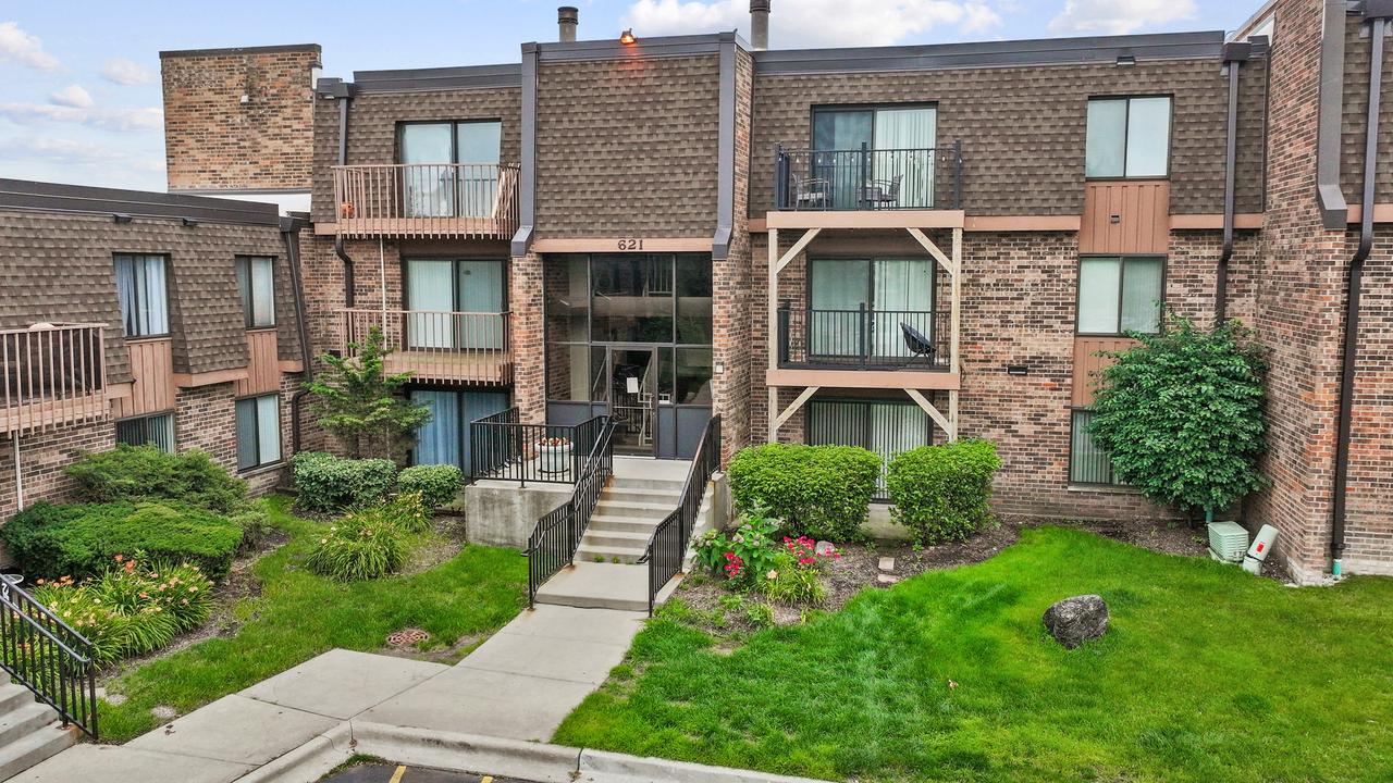 621 Tralee Ct. #3C, Schaumburg, IL 60193