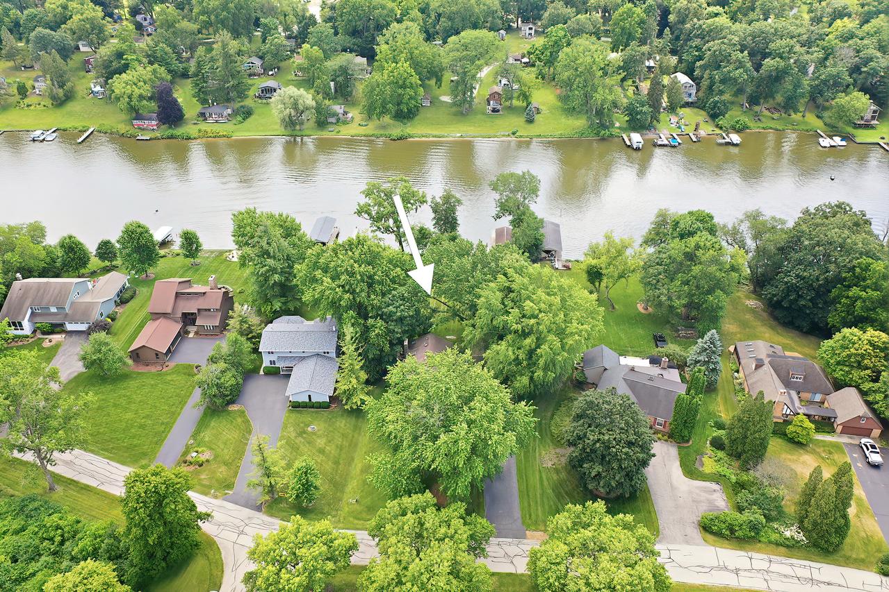 213 River Dr., Trout Valley, IL 60013