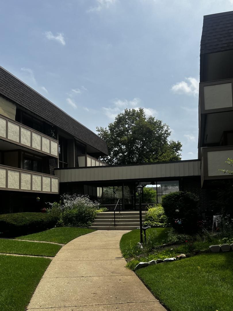 437 Cavalier Ct. #111, West Dundee, IL 60118