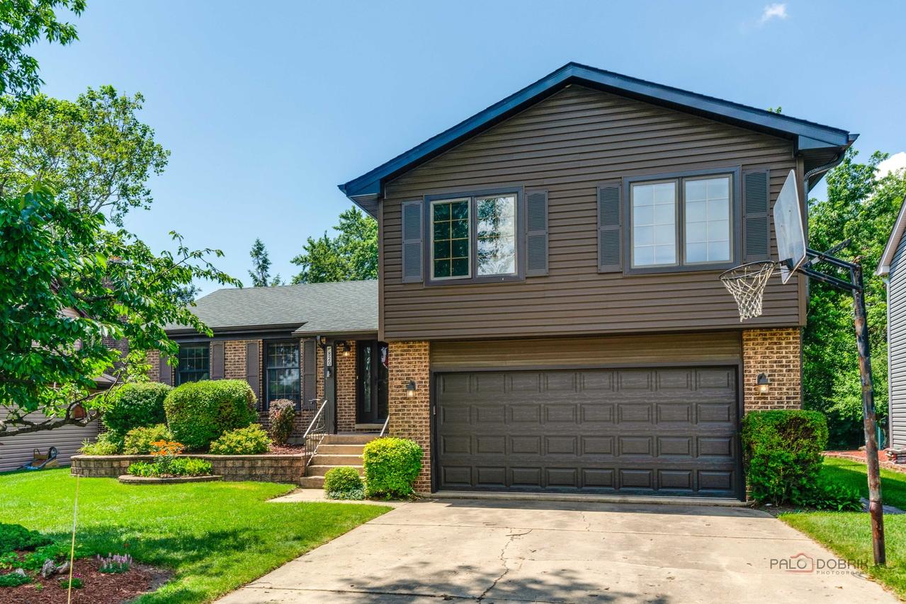 820 Long Meadow Dr., Schaumburg, IL 60193