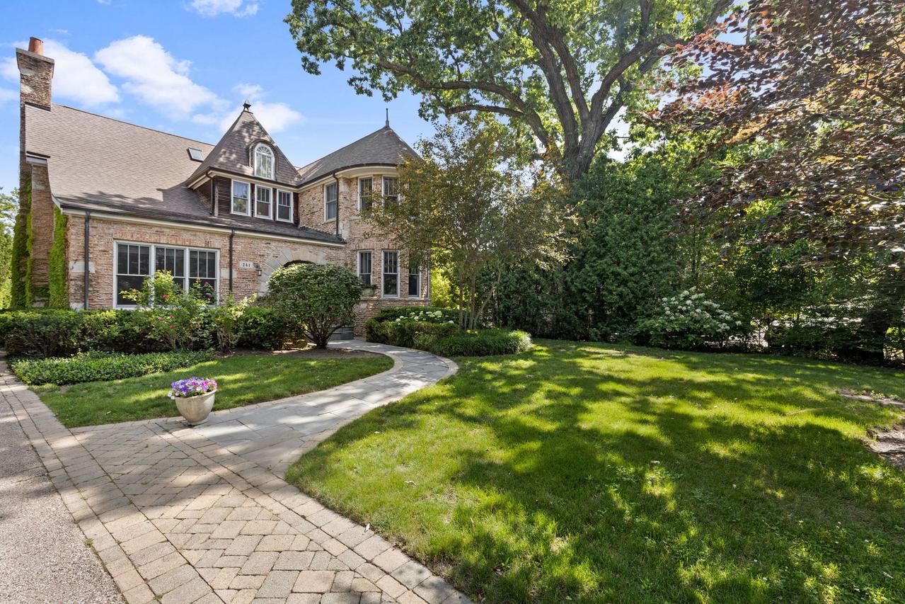 241 Walden Dr., Glencoe, IL 60022