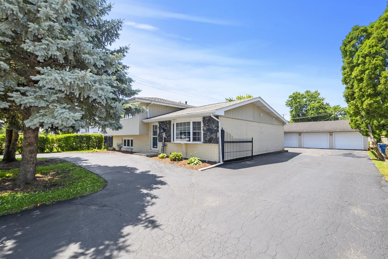 10248 S 80th Ct., Palos Hills, IL 60465