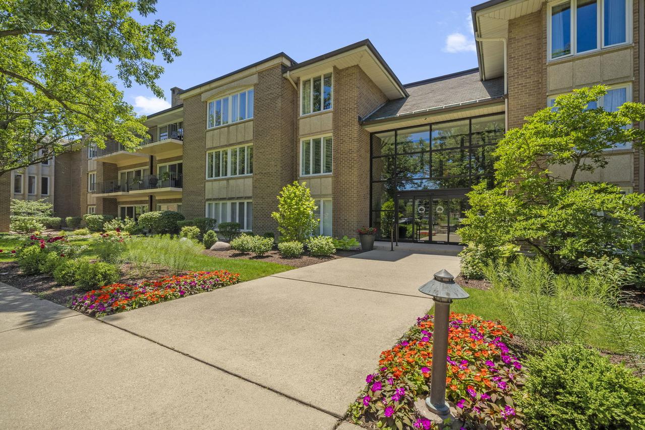 2 Oak Brook Club Dr. #C106, Oak Brook, IL 60523