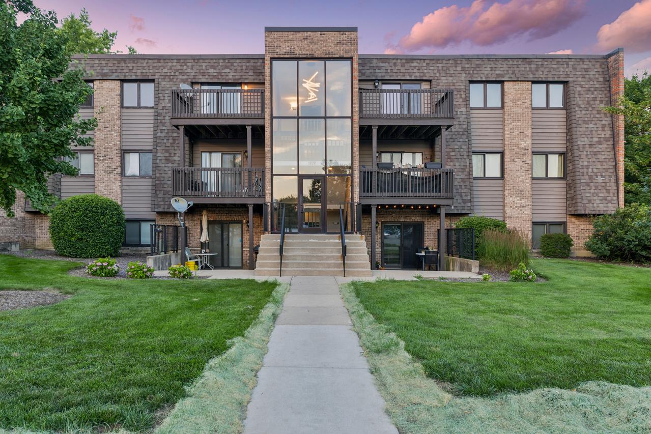 1424 Stonebridge Cir. #L9, Wheaton, IL 60189