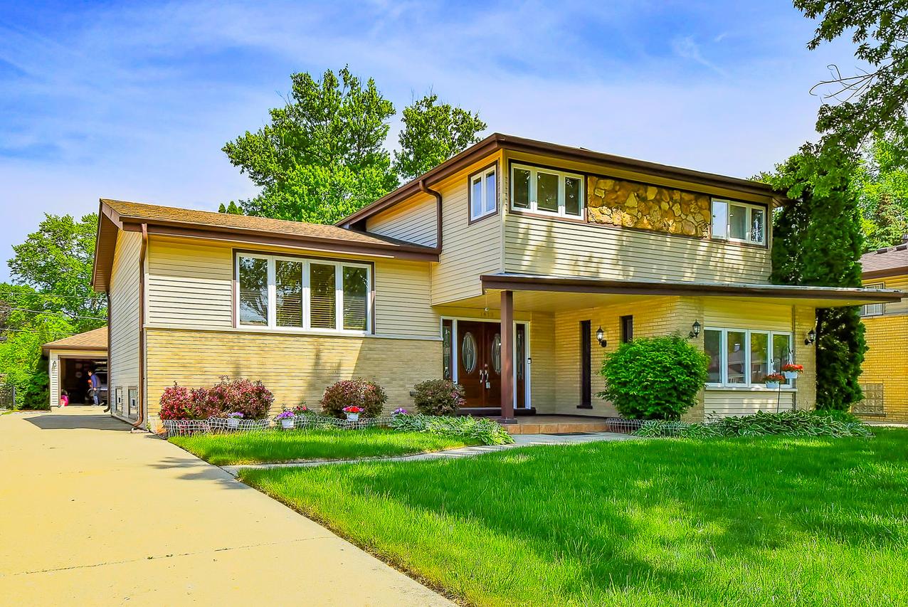 1413 N Burning Bush Ln., Mount Prospect, IL 60056