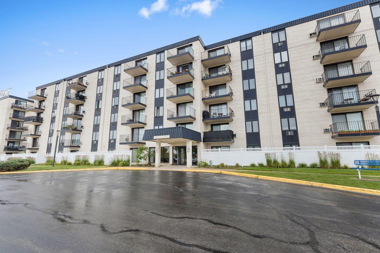 9737 N Fox Glen Dr. #2M, Niles, IL 60714