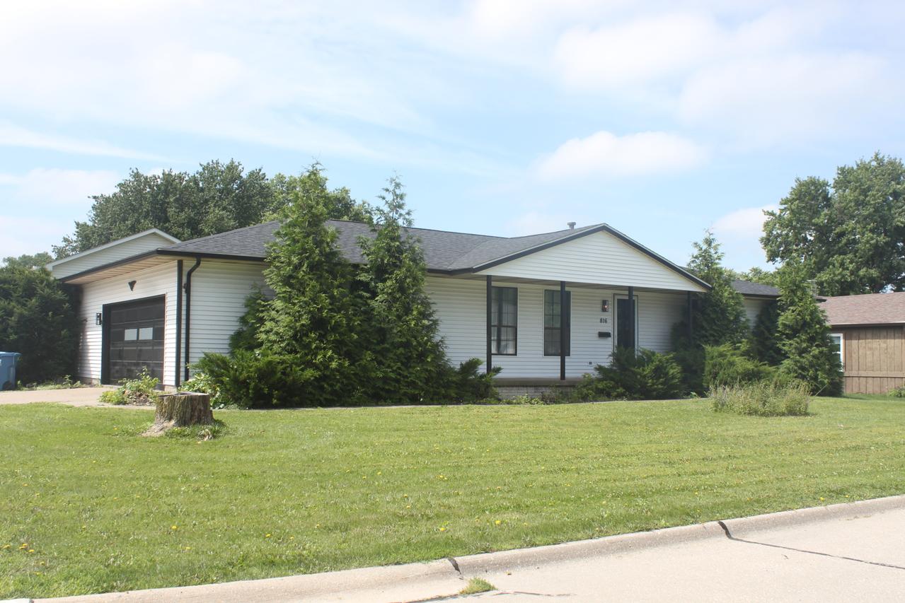 816 Oaklawn Ave., East Moline, IL 61244