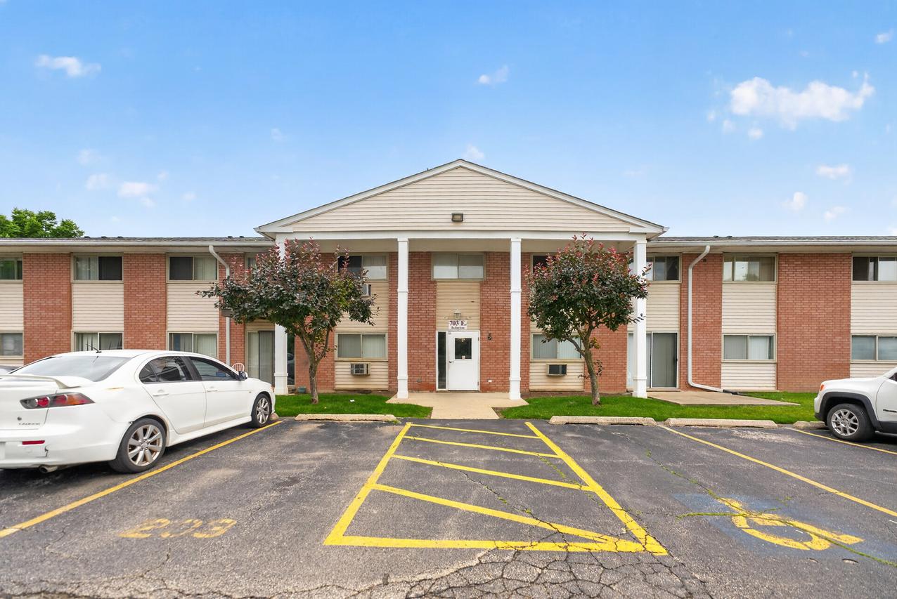 703 E Fullerton Ave. #207, Glendale Heights, IL 60139