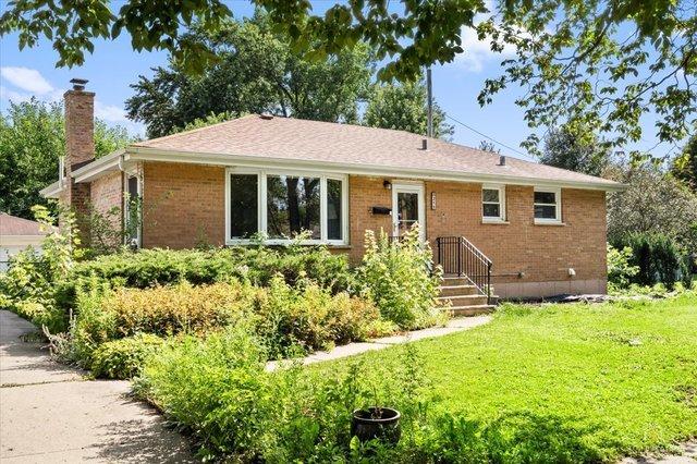 215 E Bryn Mawr Ave., Roselle, IL 60172