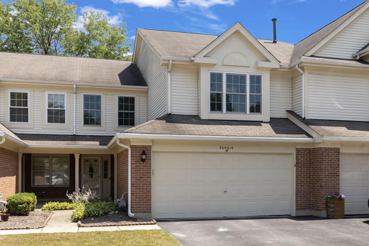 30W016 Redwood Ct., Warrenville, IL 60555