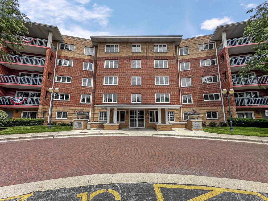 710 Creekside Dr. #310, Mount Prospect, IL 60056