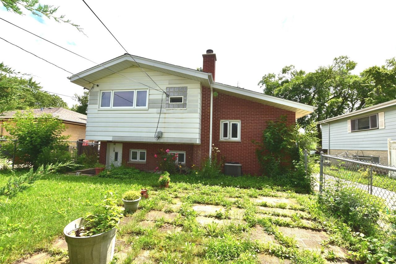 14 N May St., Addison, IL 60101