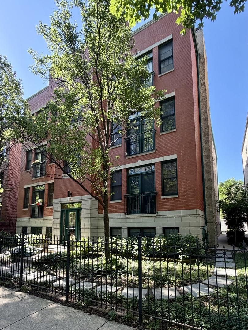 917 W Lakeside Pl. #2E, Chicago, IL 60640