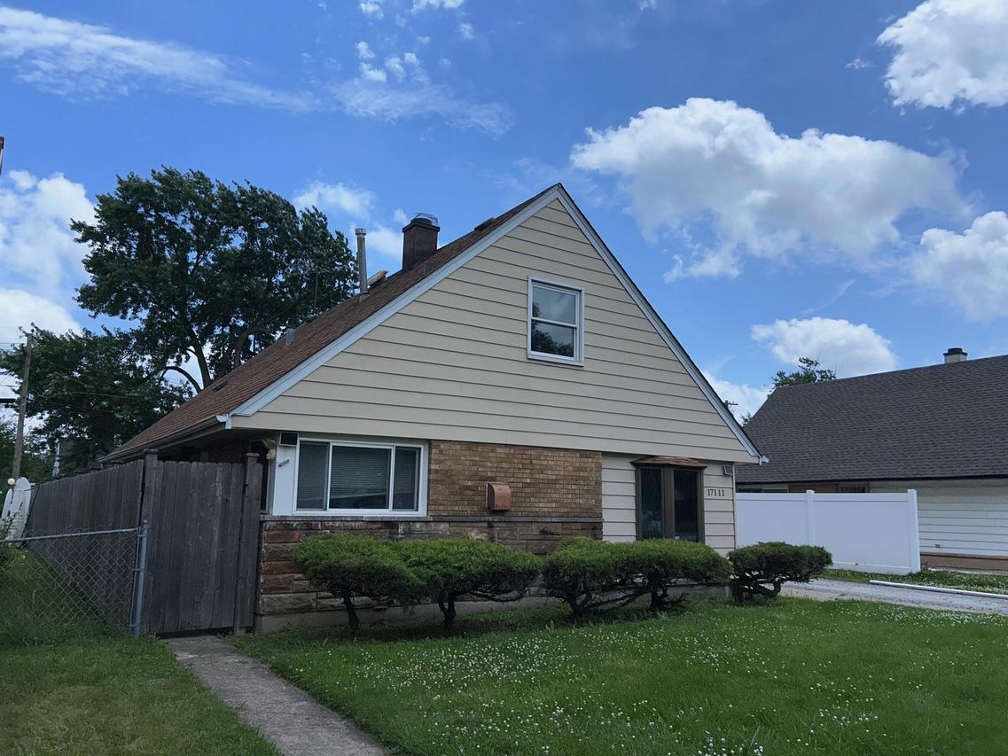 17111 Oakwood Ave., Lansing, IL 60438