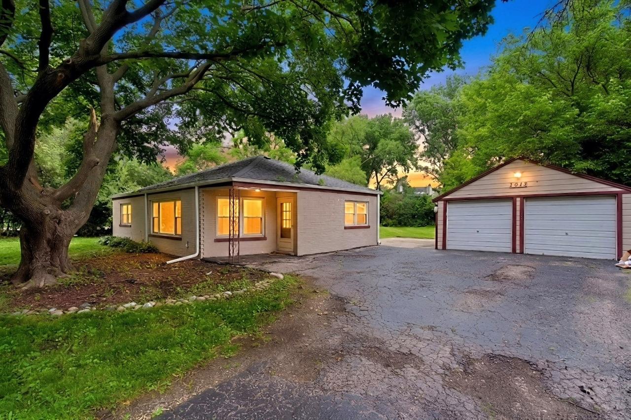 1013 Highmoor Rd., Lombard, IL 60148