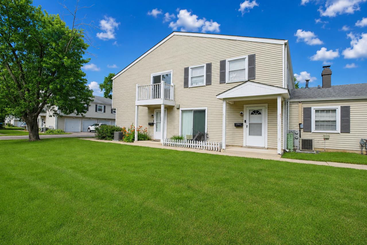 320 Joan Ct. #D, Bartlett, IL 60103