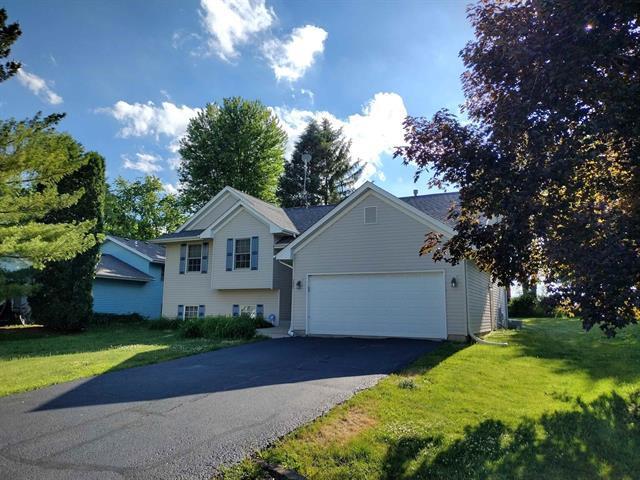 152 Columbia St., Poplar Grove, IL 61065