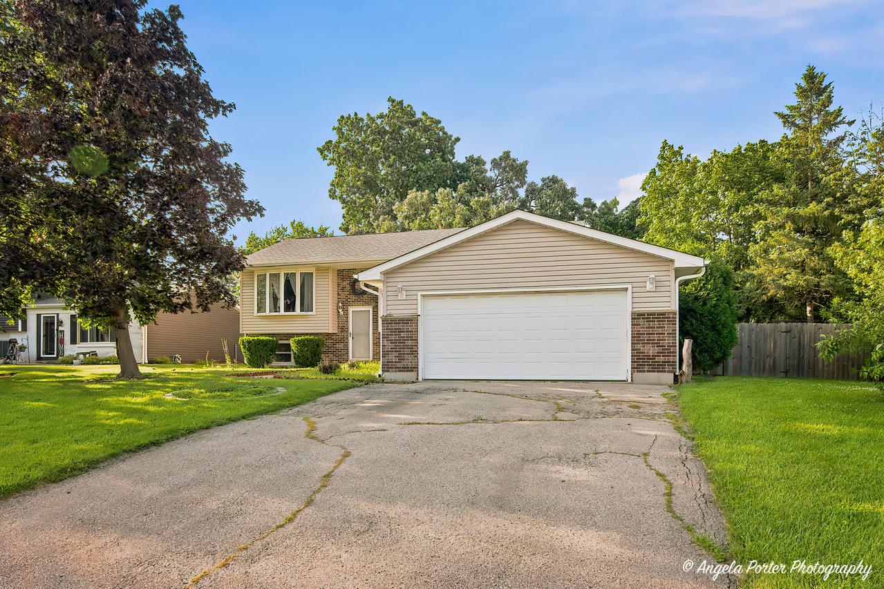 2494 Forest View Rd., Lindenhurst, IL 60046