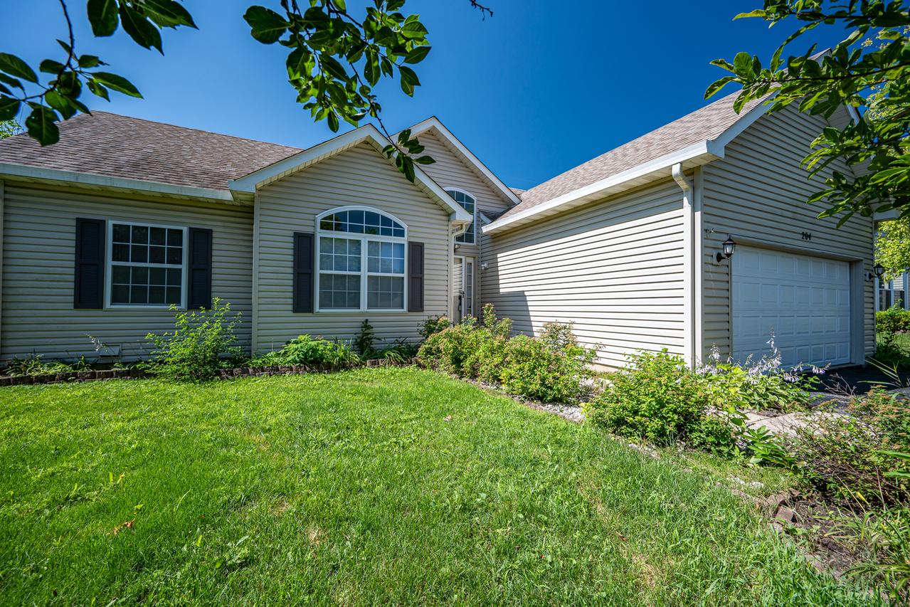 204 Magnolia Dr., North Aurora, IL 60542