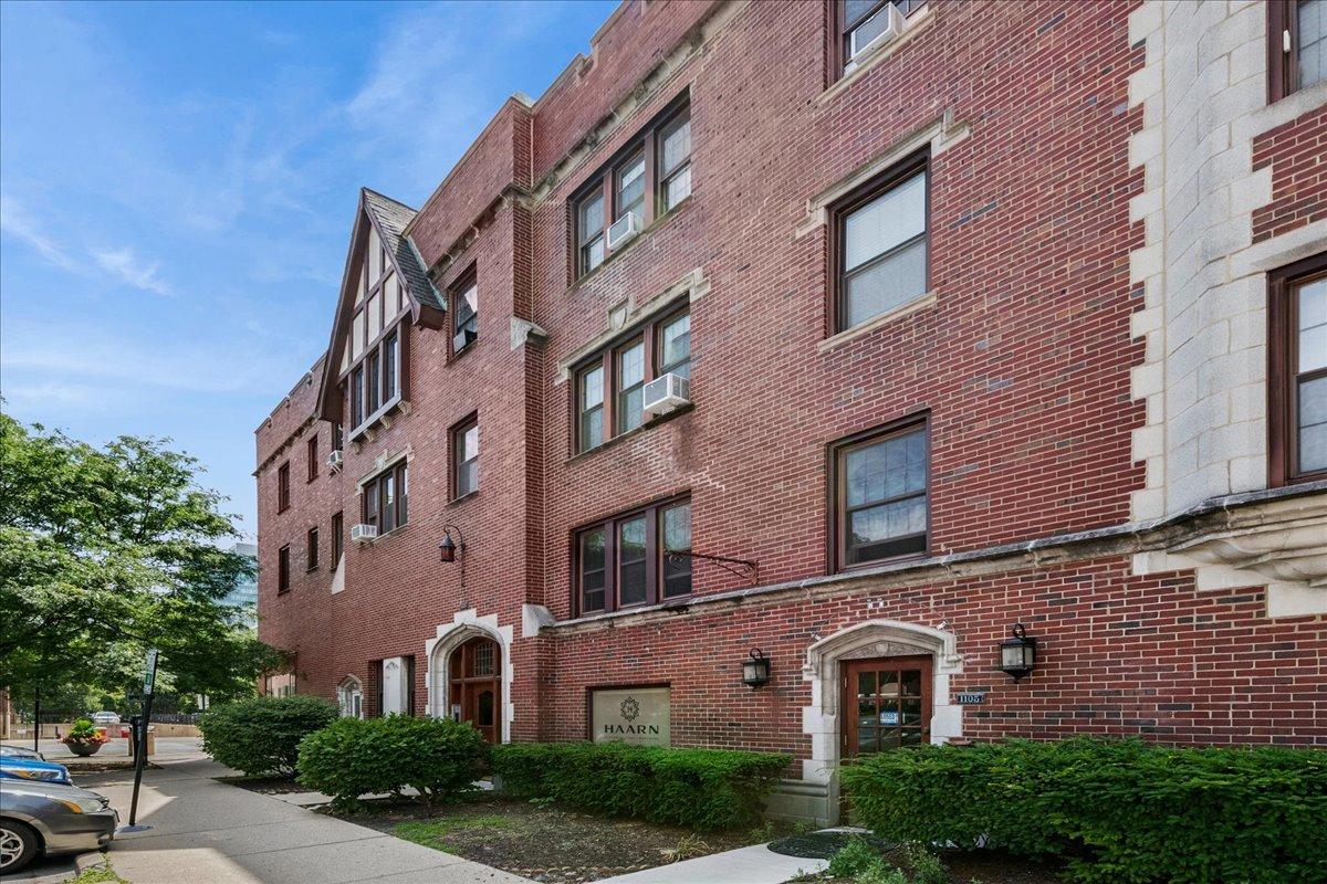 1103 Holly Ct. #206, Oak Park, IL 60301