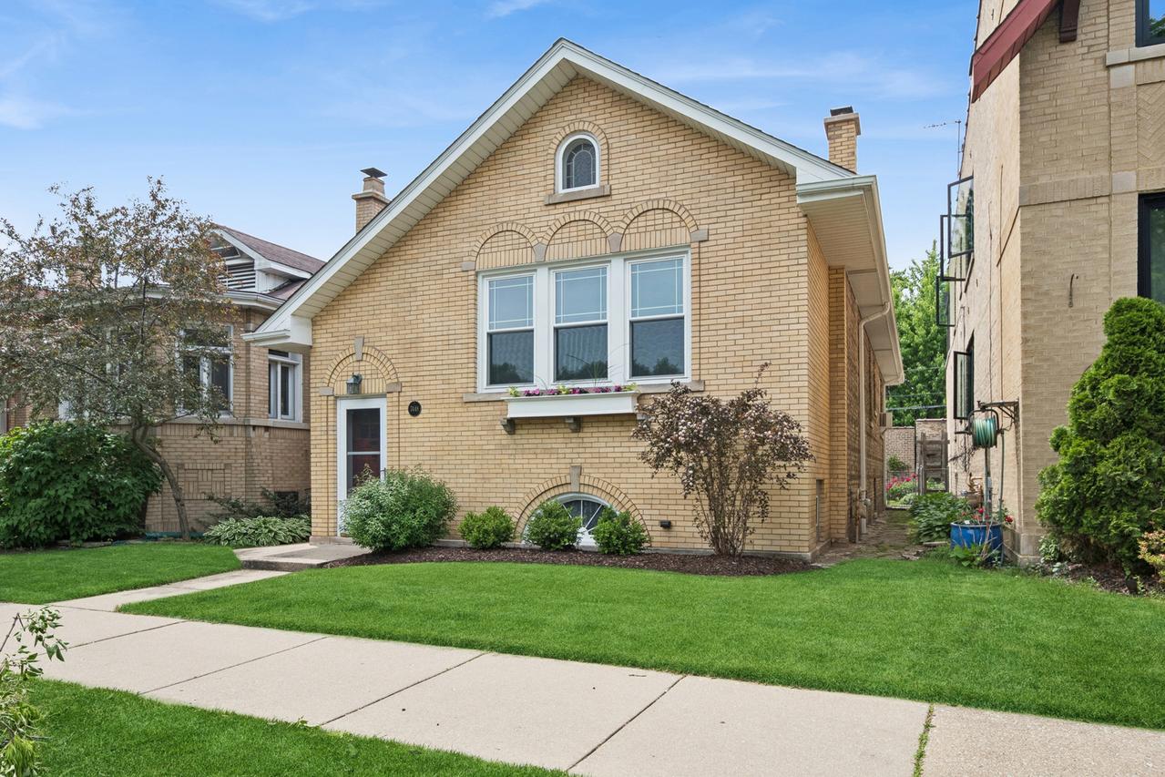 7448 N Rockwell St., Chicago, IL 60645