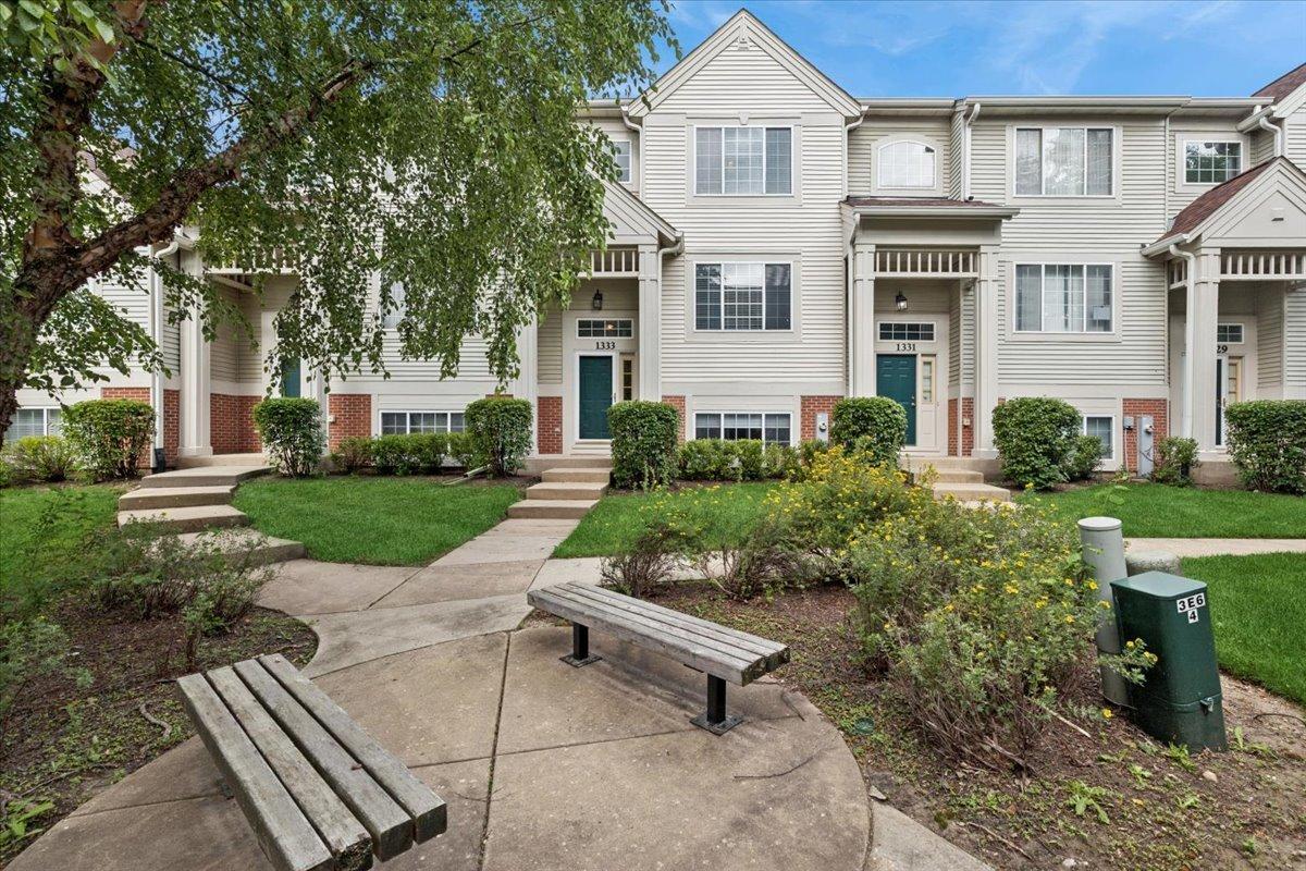1333 New Haven Dr., Cary, IL 60013