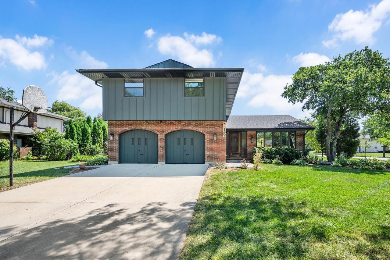 319 S Mendon Ln., Schaumburg, IL 60193