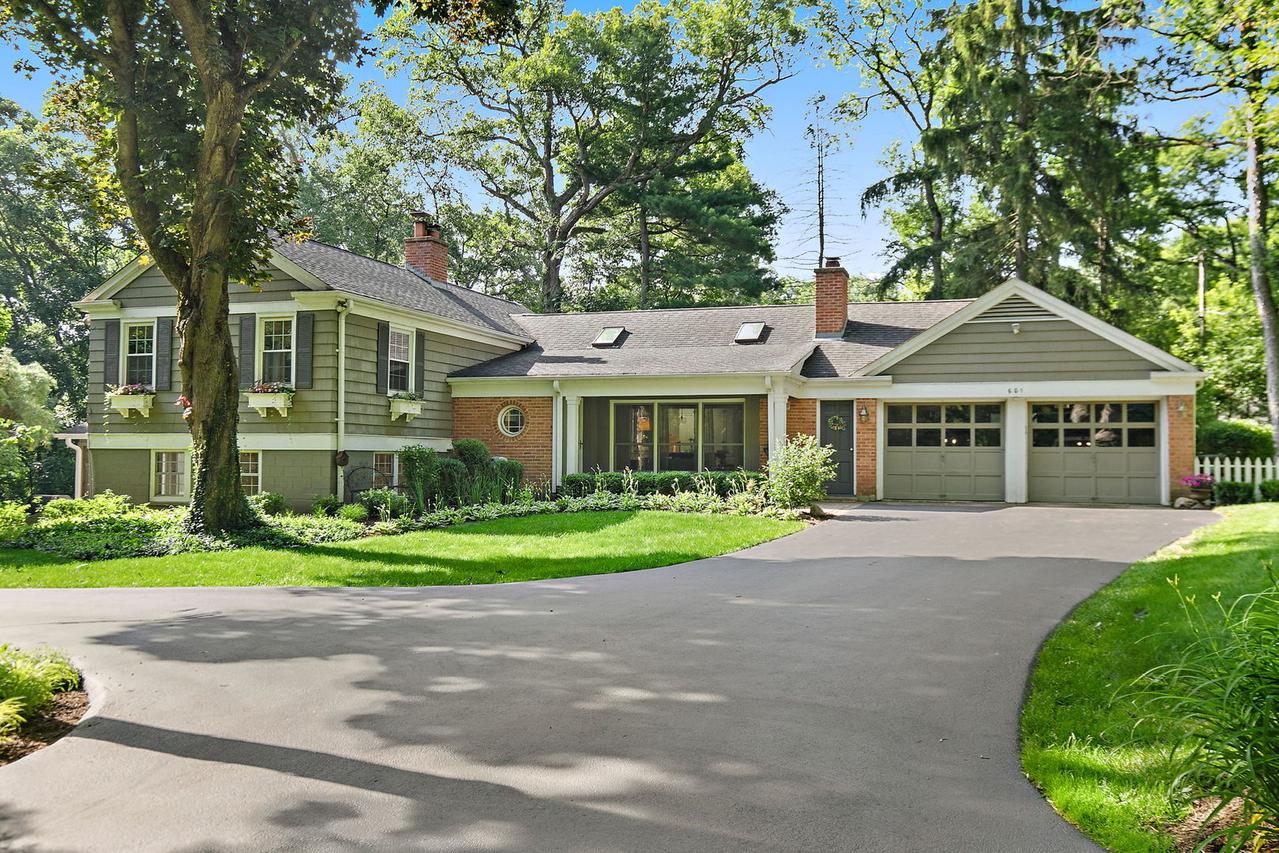 601 Brookside Rd., North Barrington, IL 60010