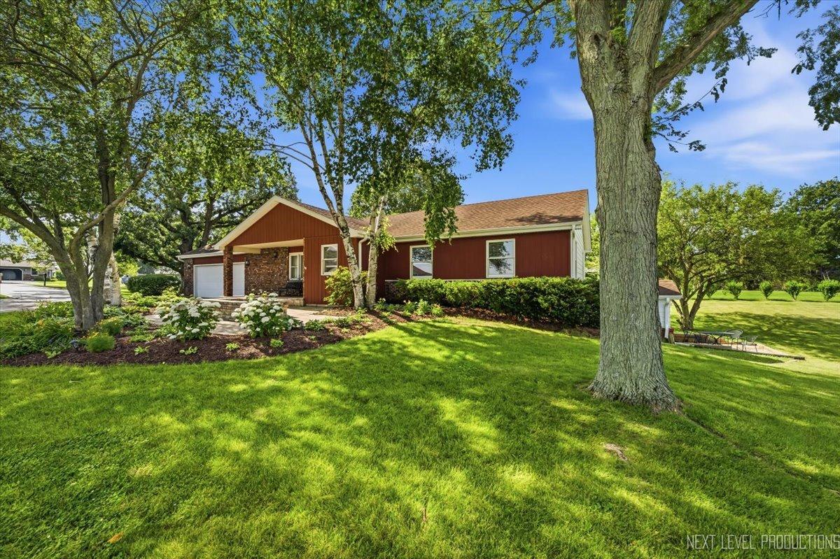 17N228 Oak Grove Dr., Hampshire, IL 60140