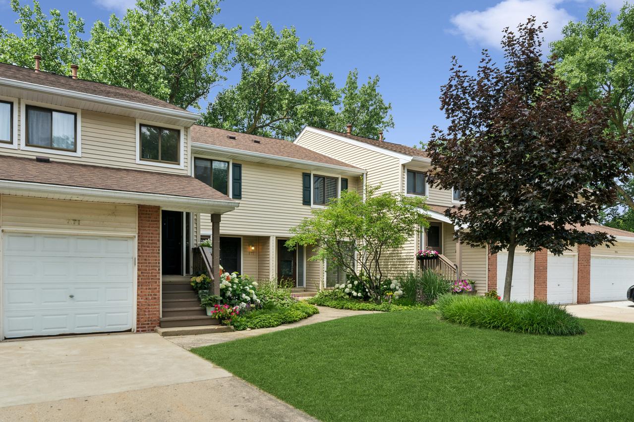 971 Hidden Lake Dr., Buffalo Grove, IL 60089
